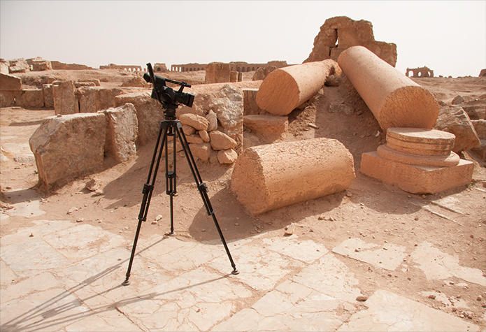 Telecamera di fronte a colonne e reperti archeologici