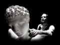 Moni Ovadia con una statua classica in una scena di "Delfi (studio per suono, voce, video e buio)"