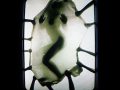 Videoproiezione con sagoma di un corpo femminile dietro una supericie tesa da diverse braccia